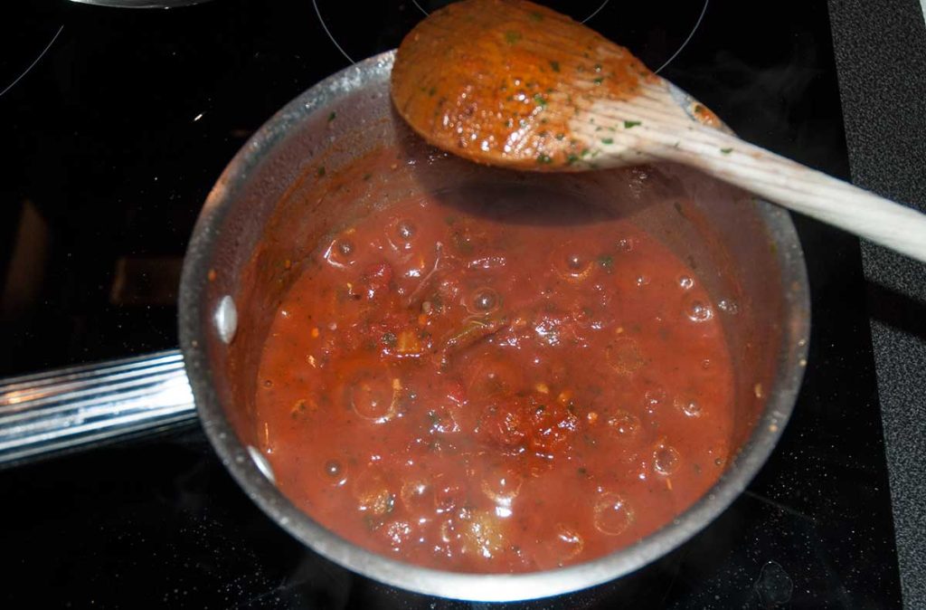 Making sauce for rice stuffing.