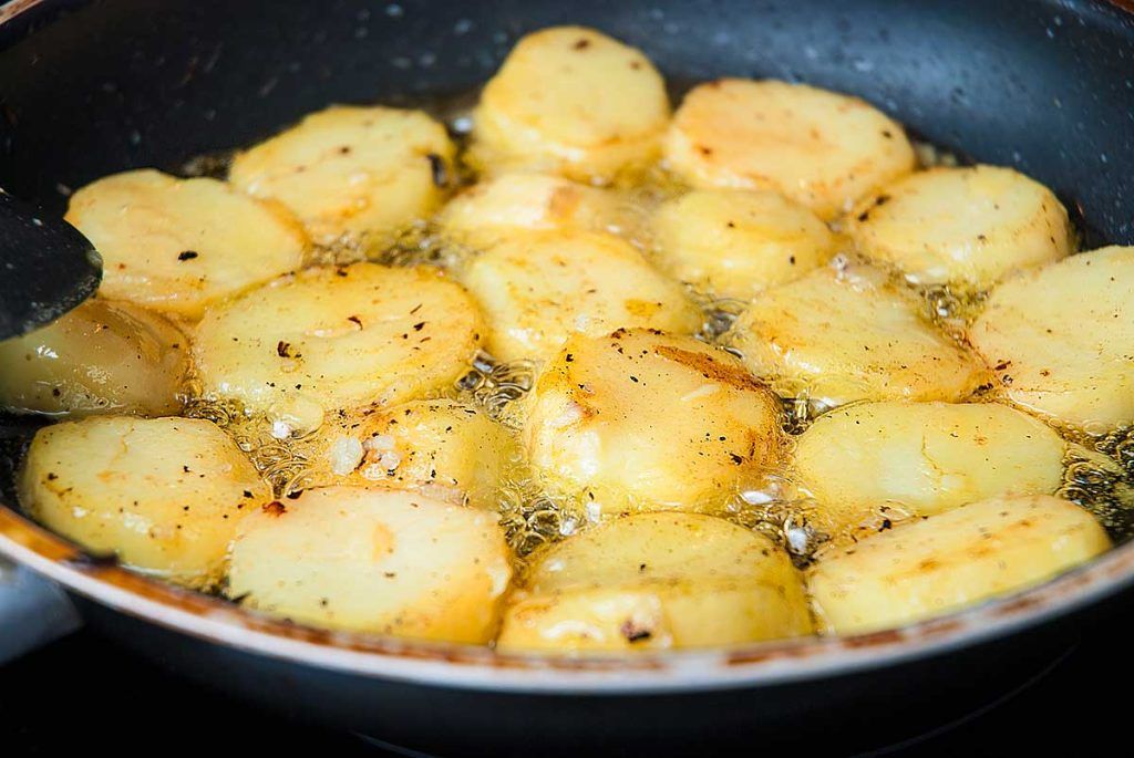 Frying potato slices.